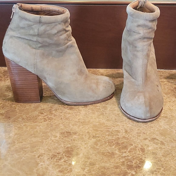 WOMEN'S JEFFREY CAMPBELL BEIGE SUEDE RUMBLE BOOTS - Picture 5 of 8